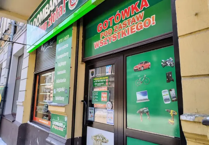 Szyld lombardu z napisem "GOTÓWKA POD ZASTAW WSZYSTKIEGO!" i grafikami przedmiotów.