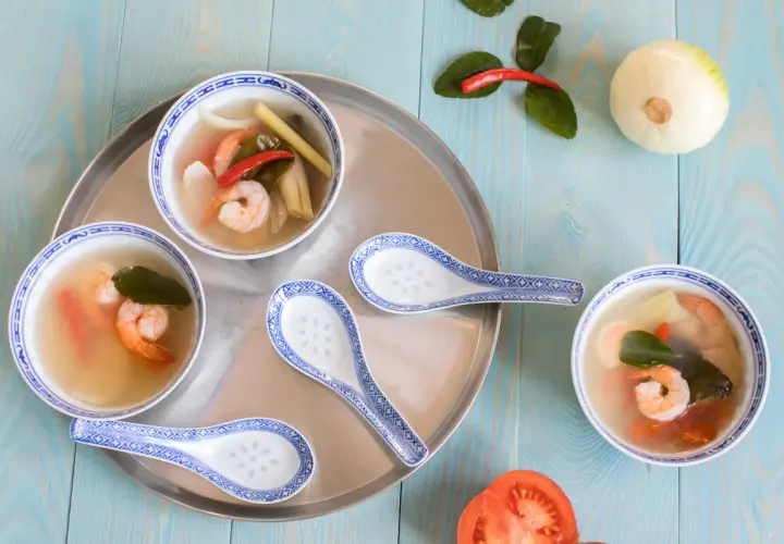 Zupa tajska z krewetkami, trawą cytrynową i chili. Idealna, gdy szukasz czegoś co zamiast pasty curry do zupy tajskiej.