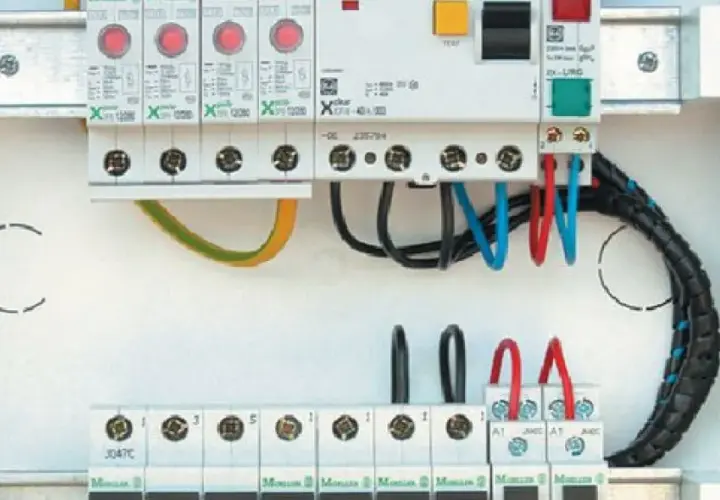 Kto może wejść do rozdzielni elektrycznej? Poznaj zasady i uprawnienia