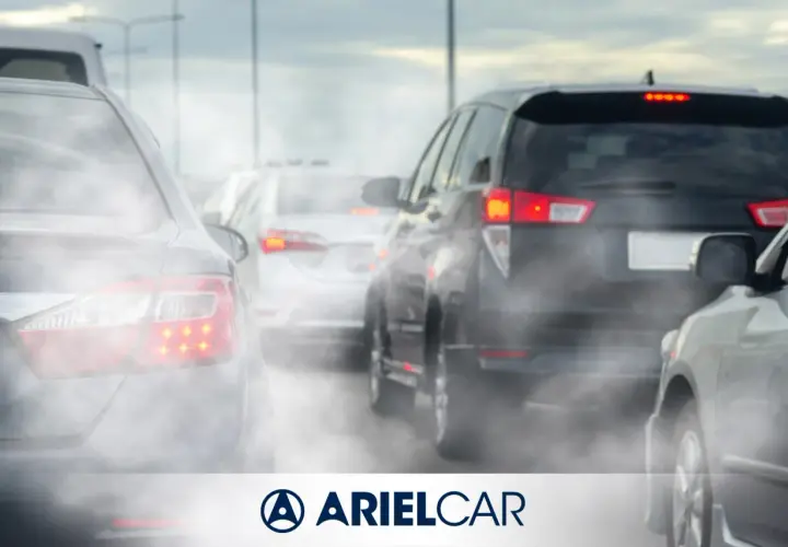 Traffico intenso con auto che emettono fumo. Le normative Euro 6 da che anno hanno migliorato la qualità dell'aria?
