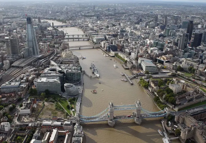 Widok na Tamizę i Tower Bridge w Londynie. Choć miasto nie ma bezpośredniego dostępu do morza, rzeka ta jest kluczowa dla jego historii i transportu.