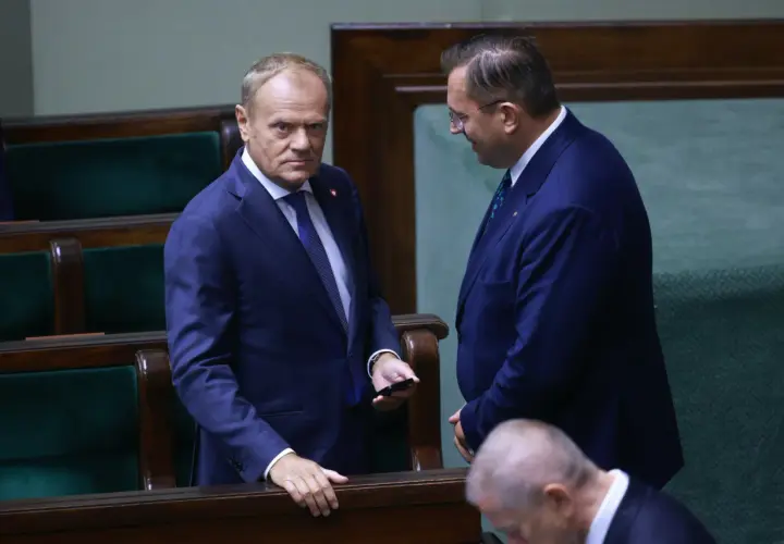 Donald Tusk i Mateusz Morawiecki rozmawiają w Sejmie.