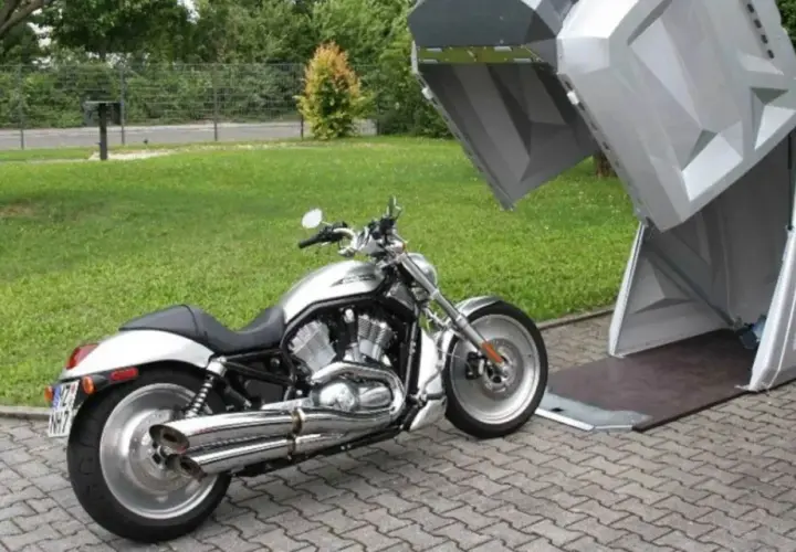 Srebrny motocykl czeka na schowanie w nowoczesnym, otwartym stojaku na skuter.