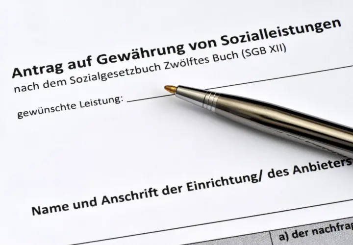 Antrag auf Sozialleistungen mit Stift. Viele Menschen teilen ihre sozialbetrug erfahrungen, wenn sie solche Formulare ausfüllen.