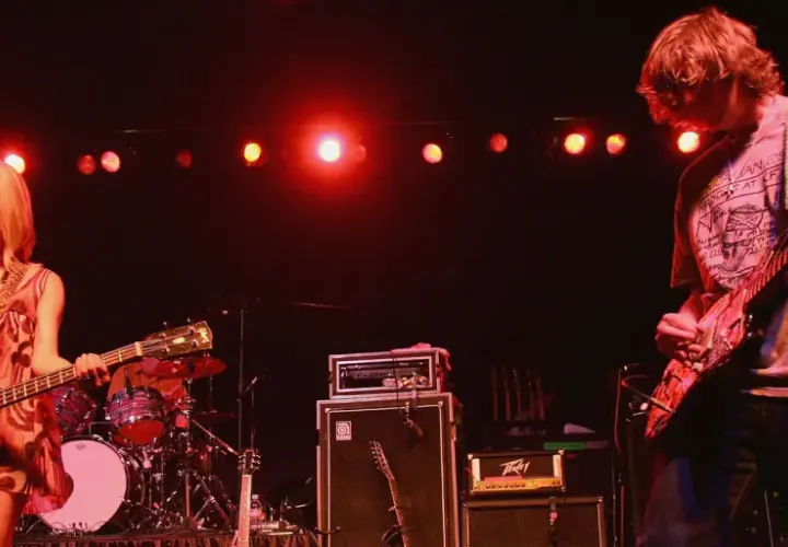 Kim Gordon i Thurston Moore z Sonic Youth grają na scenie, tworząc muzykę w stylu "Kool Thing".