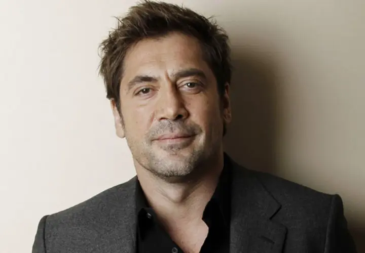Javier Bardem, znany z wielu niezapomnianych ról w filmach, prezentuje się w eleganckim garniturze.