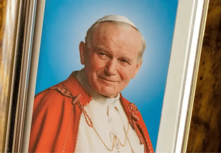 Portret Papieża Jana Pawła II w ozdobnej ramie. Kto zagrał papieża Jana Pawła II w filmie?