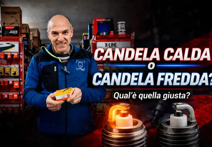 Un uomo sorride in un negozio di ricambi, tenendo una scatola di candele. Davanti a lui, una candela calda e una fredda.