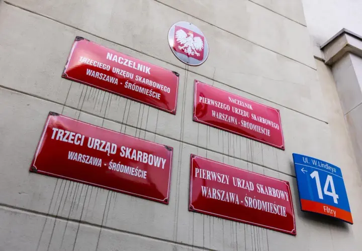 Tablice urzędów skarbowych w Warszawie. Zastanawiasz się, ile trzeba zarobić netto, aby przekroczyć próg podatkowy?