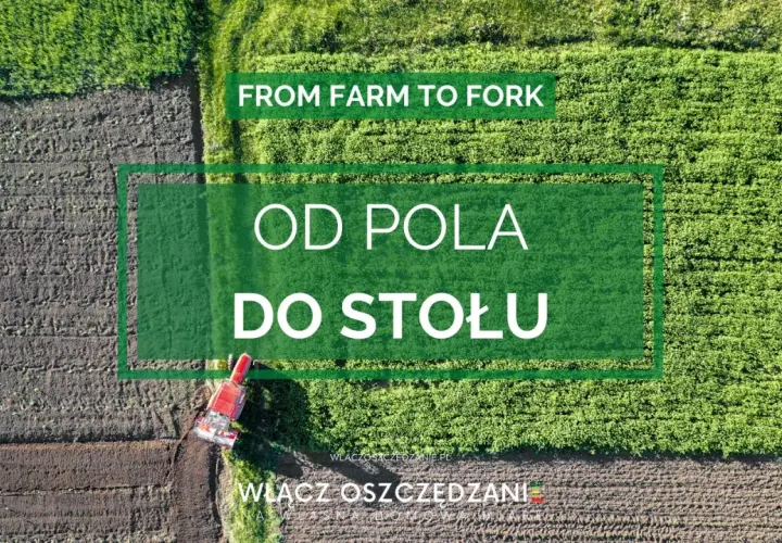 Widok z lotu ptaka na pole uprawne, gdzie czerwony traktor pracuje. Napis "OD POLA DO STOŁU" podkreśla drogę od farm to table.