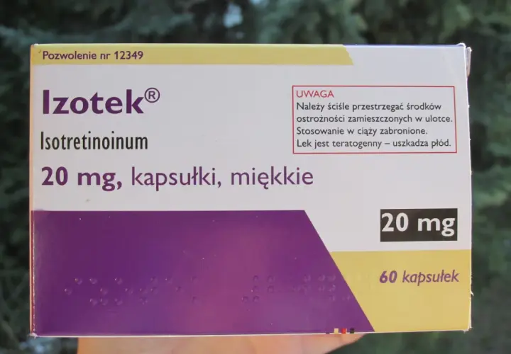 Opakowanie leku Izotek 20 mg, zawierające 60 kapsułek miękkich. Izotek co to? To lek z izotretinoiną, stosowanie w ciąży zabronione.