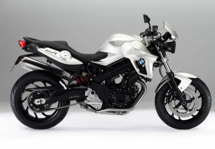 Srebrny motocykl BMW 800R z czarnym siedzeniem i detalami, prezentujący sportowy design i moc.