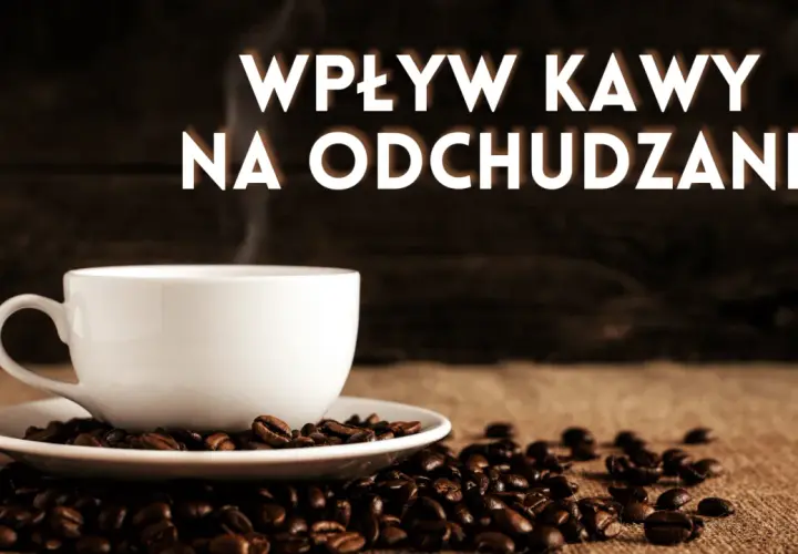 Biała filiżanka kawy na ziarnach kawy. Napis: "Wpływ kawy na odchudzanie". Czy dieta kawowa pomoże Ci schudnąć?