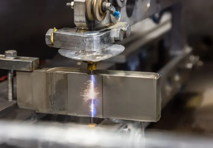 Precyzyjne toczenie aluminium z iskrzącym drutem elektroerozyjnym. Proces obróbki metalu.