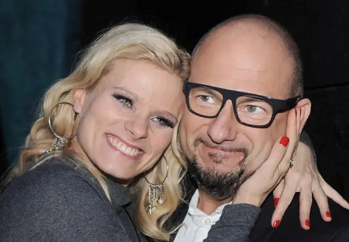 Piotr Gąsowski z partnerką, uśmiechnięci i blisko siebie.