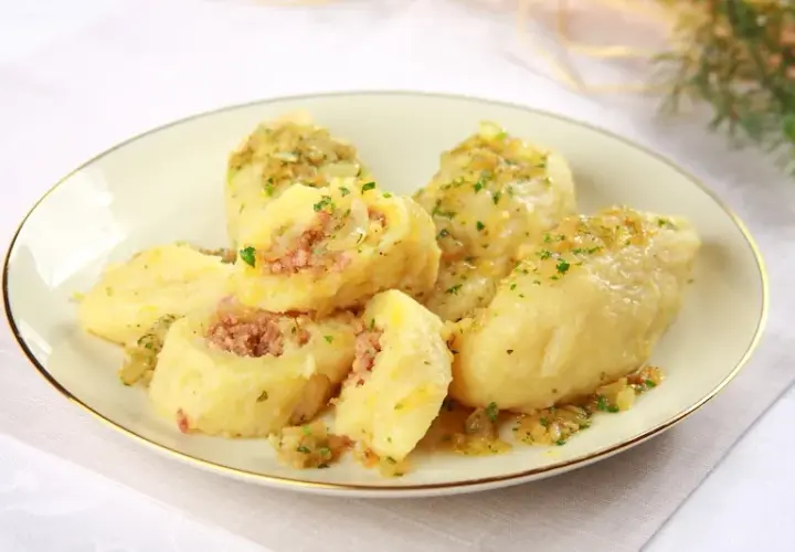 Jak przygotować pyzy z szarpaną wieprzowiną w prosty sposób?