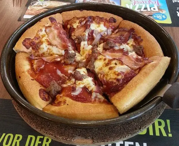 Ile cm ma duża pizza w Pizza Hut? Zaskakujące różnice w rozmiarach