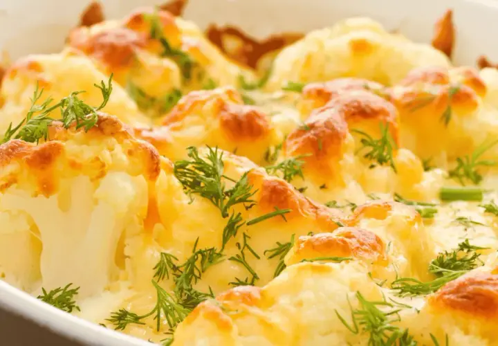 Coliflor asada gratinada con queso y hierbas frescas. Un plato reconfortante y delicioso.
