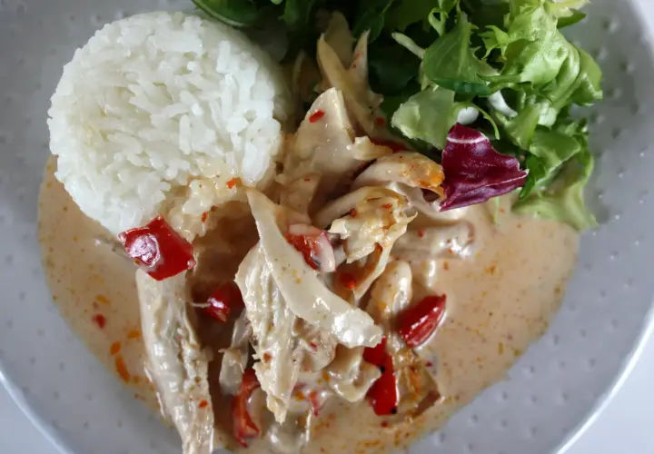 Kyckling i krämig sås med ris, sallad och en touch av kyckling mango chutney.