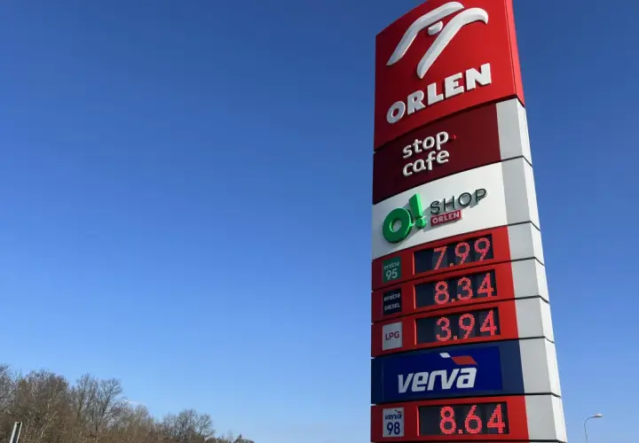 Znak stacji paliw Orlen z widocznymi cenami paliw: benzyna 95, diesel, LPG i Verva.