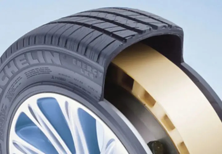 Przekrój opony Michelin z żółtym wzmocnieniem, zapewniającym jazdę typu runflat.
