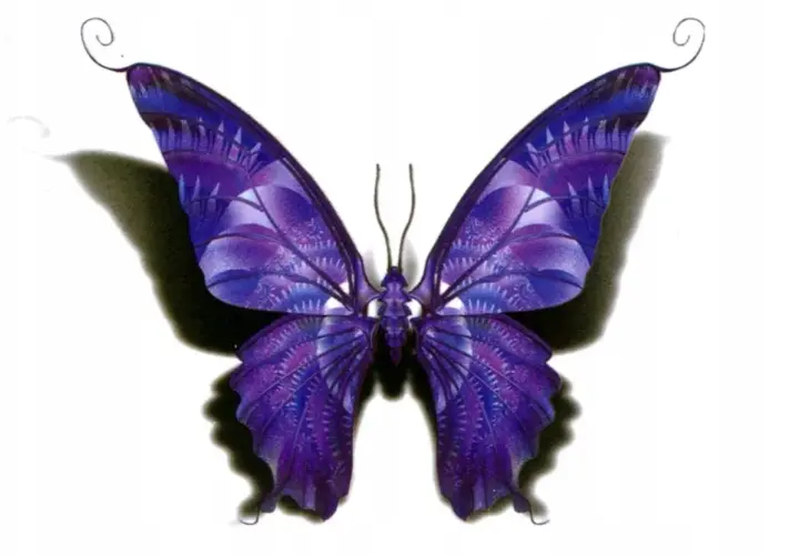 Efektowny tatuaż motyl 3d czarny, z fioletowymi skrzydłami, wygląda jak prawdziwy.