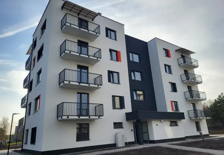 Nowe osiedle Sosnowiec: nowoczesny blok z balkonami i czarno-białą elewacją.