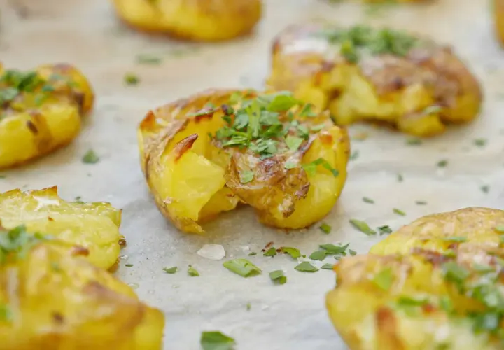 Krispiga, gyllene smashed potatis toppade med färsk persilja och havssalt. Perfekt tillbehör!