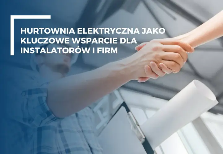 Hurtownia elektryczna wspiera instalatorów. Dwie dłonie ściskają się na tle planów i pracownika budowlanego.