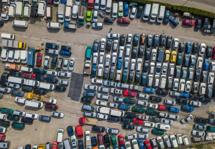 Lecisz samolotem? Pamiętaj o parkingu!