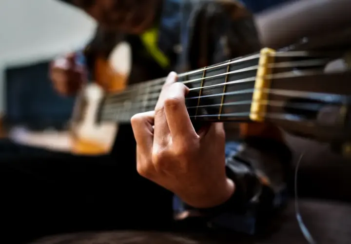 Czy nauka gry na gitarze jest trudna? Oto wyzwania i rozwiązania