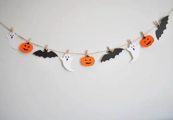 Festosa ghirlanda di zucche, fantasmi e pipistrelli, perfetta per le decorazioni Halloween fai da te bambini.