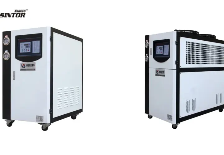 Dos unidades de refrigeración por agua Lesintor, con pantallas digitales y manómetros, listas para optimizar la temperatura.