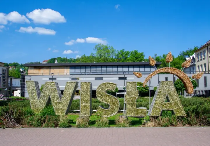 Witaj w Wiśle! Te lśniące litery to dopiero początek atrakcji. Słońce i błękitne niebo zapraszają do odkrywania uroków tego miejsca.