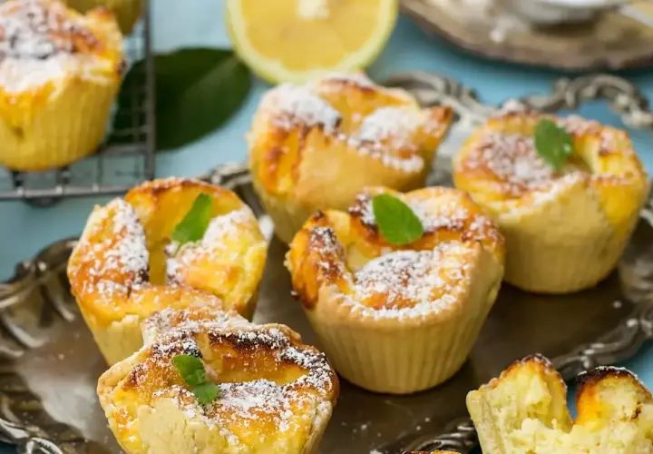 Deliziosi budini di riso in stampini, spolverati di zucchero a velo e guarniti con menta. Un assaggio di dolcezza.