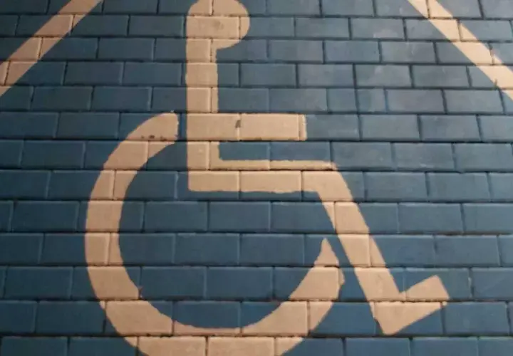 Do jakich znaków może nie stosować się osoba niepełnosprawna w ruchu drogowym?