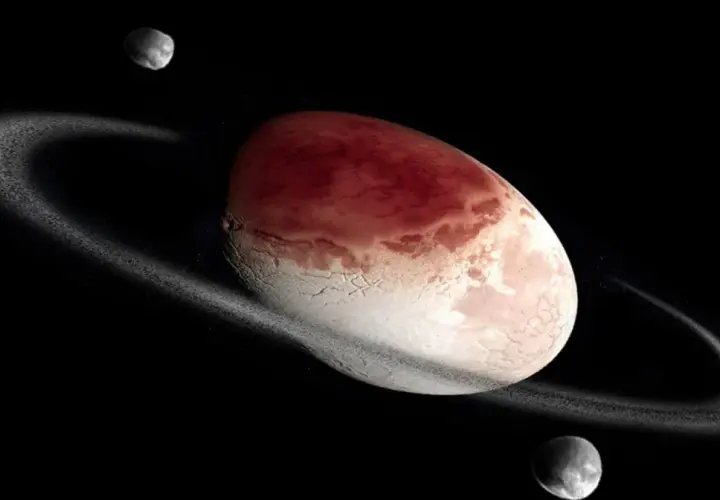 Okrążana pierścieniem planeta karłowata Haumea z dwoma księżycami na czarnym tle kosmosu.