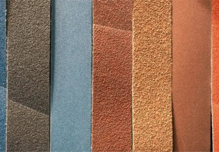 Bandes de grain papier à poncer de différentes couleurs et textures, prêtes pour le ponçage.