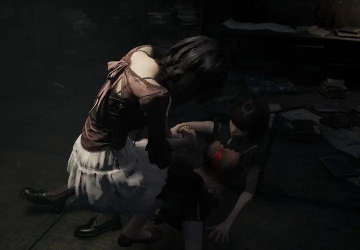 Dwie dziewczynki w mrocznym pokoju, jedna klęczy, druga leży. Scena jak z gry **Fatal Frame**.