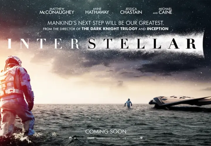 Un astronauta emerge dall'acqua, guardando verso un tramonto stellare. La locandina di Interstellar, un'epica avventura spaziale, promette una recensione da non perdere.