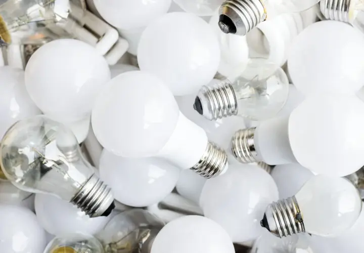 Montón de bombillas, algunas transparentes y otras blancas. Aprende como saber si una bombilla es led observando su diseño.