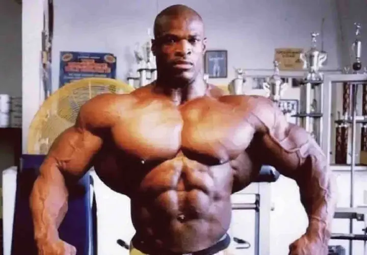 Ronnie Coleman, legenda kulturystyki, mimo choroby, nadal imponuje muskulaturą.
