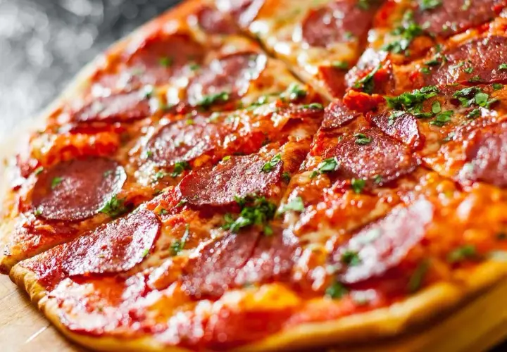Pyszna pizza bez drożdży z pikantnym salami i posypką z ziół, idealna na szybki obiad.