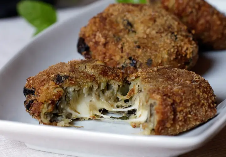 Polpette di melanzane calabresi dorate e croccanti, con un cuore filante di formaggio.