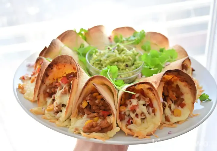 Pyszne rożki z tortilli na zimno, wypełnione mięsem mielonym, warzywami i serem, podane z guacamole.