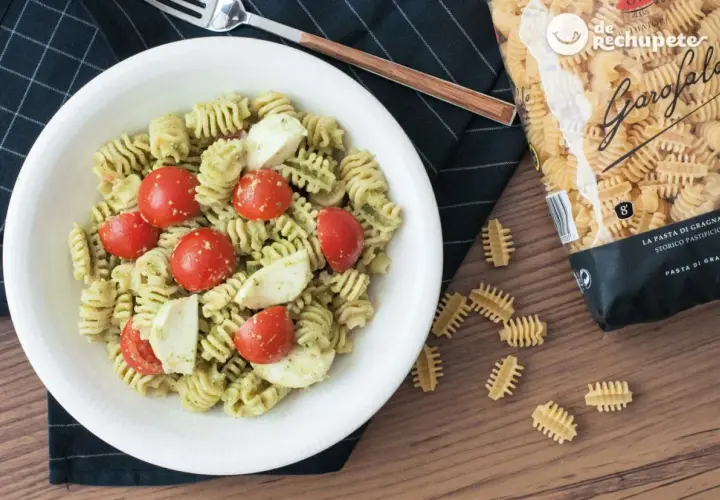 Ensalada de pasta al pesto con tomates cherry y mozzarella fresca. Un plato ligero y delicioso.