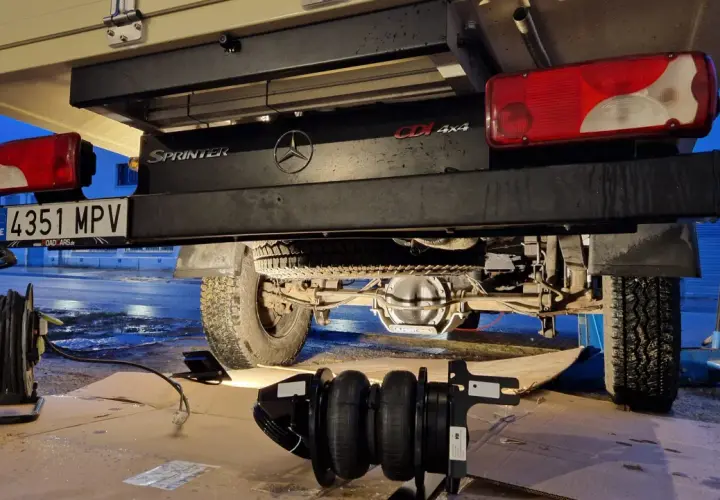 Componentes de suspensión neumática listos para instalar en una Mercedes Sprinter 4x4.