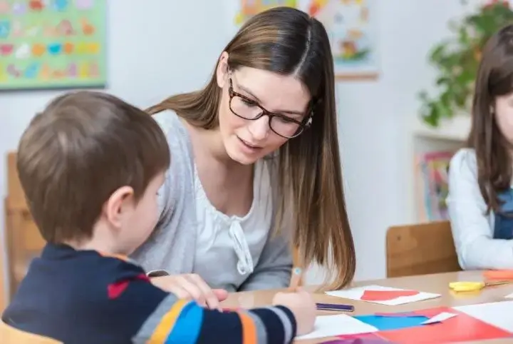Ile trwa godzina nauczania indywidualnego? Sprawdź, co musisz wiedzieć!