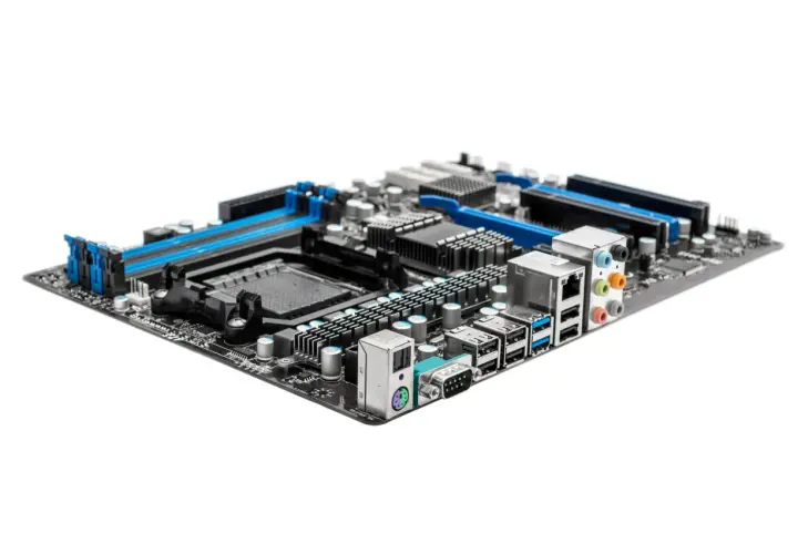 Carte mère de PC avec connecteurs USB, audio et vidéo. Pour savoir comment voir la carte mère de son PC, il faut l'ouvrir.