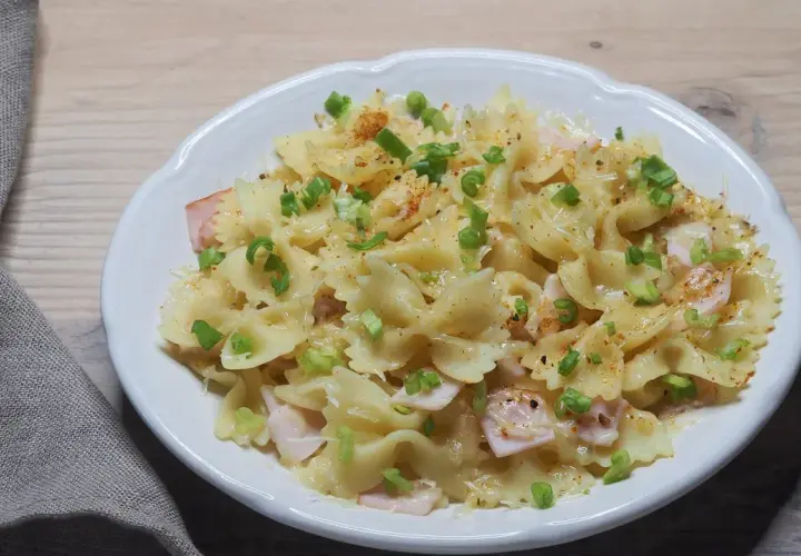 Szybki makaron farfalle z szynką i szczypiorkiem. Idealny pomysł, z czym zrobić makaron na szybko.